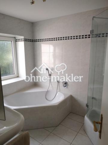 Große Badewanne & Dusche