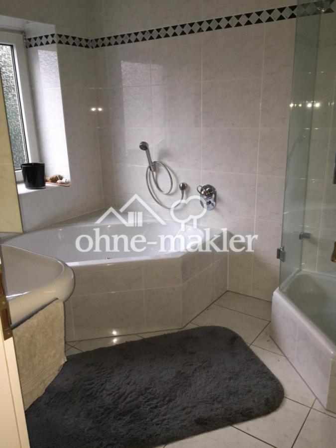 Großes Bad mit Wanne & Dusche