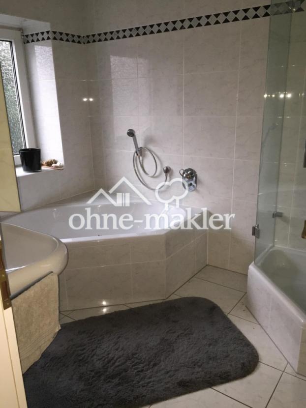 Großes Bad mit Wanne & Dusche