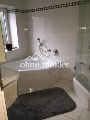 Großes Bad mit Wanne & Dusche