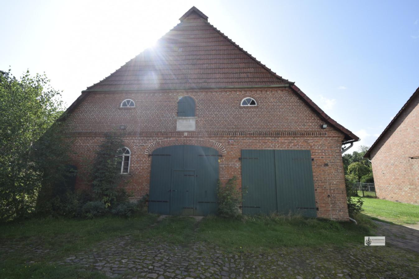 Stall mit 2 Flügeltoren