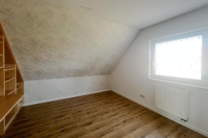 Schlafzimmer mit Einbauregal