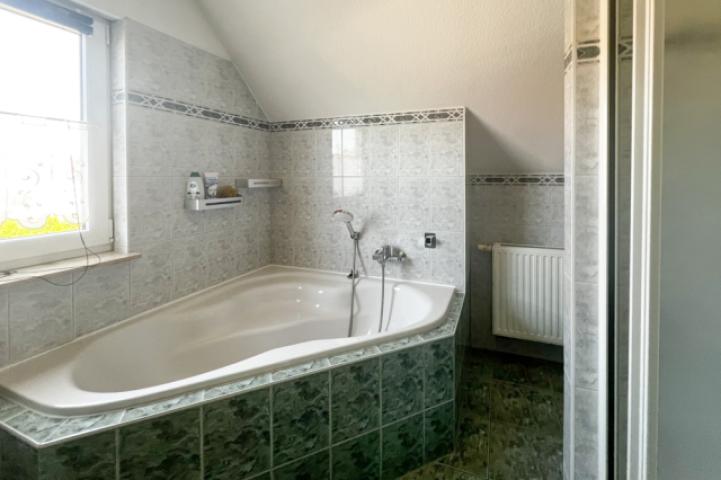 Tageslichtbad mit Wanne