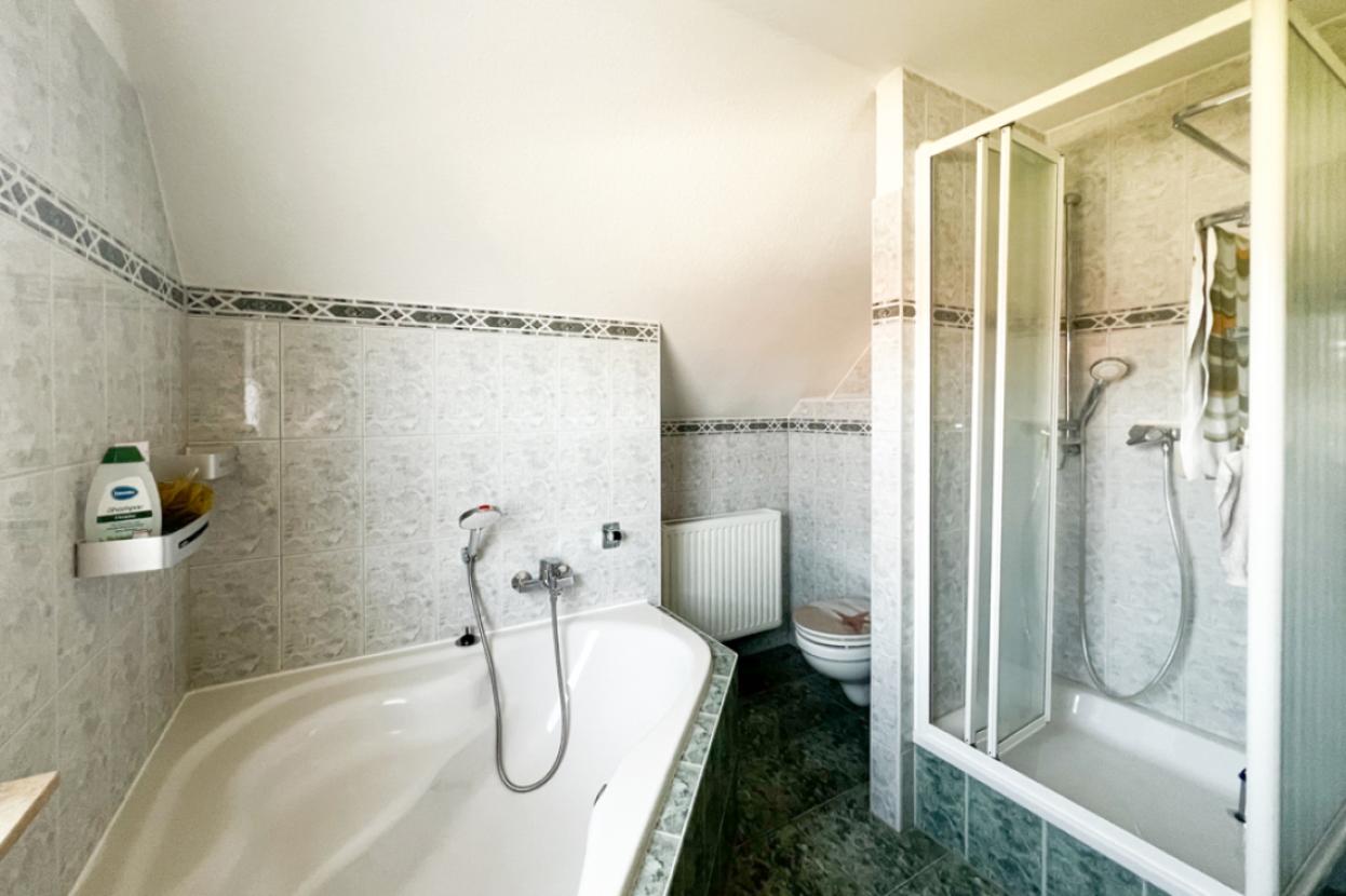 Eckbadewanne und Dusche