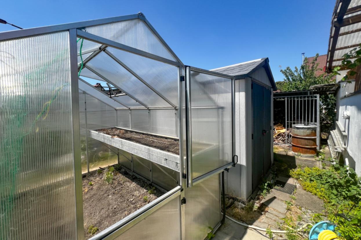 Gewächshaus und Gartenhütte