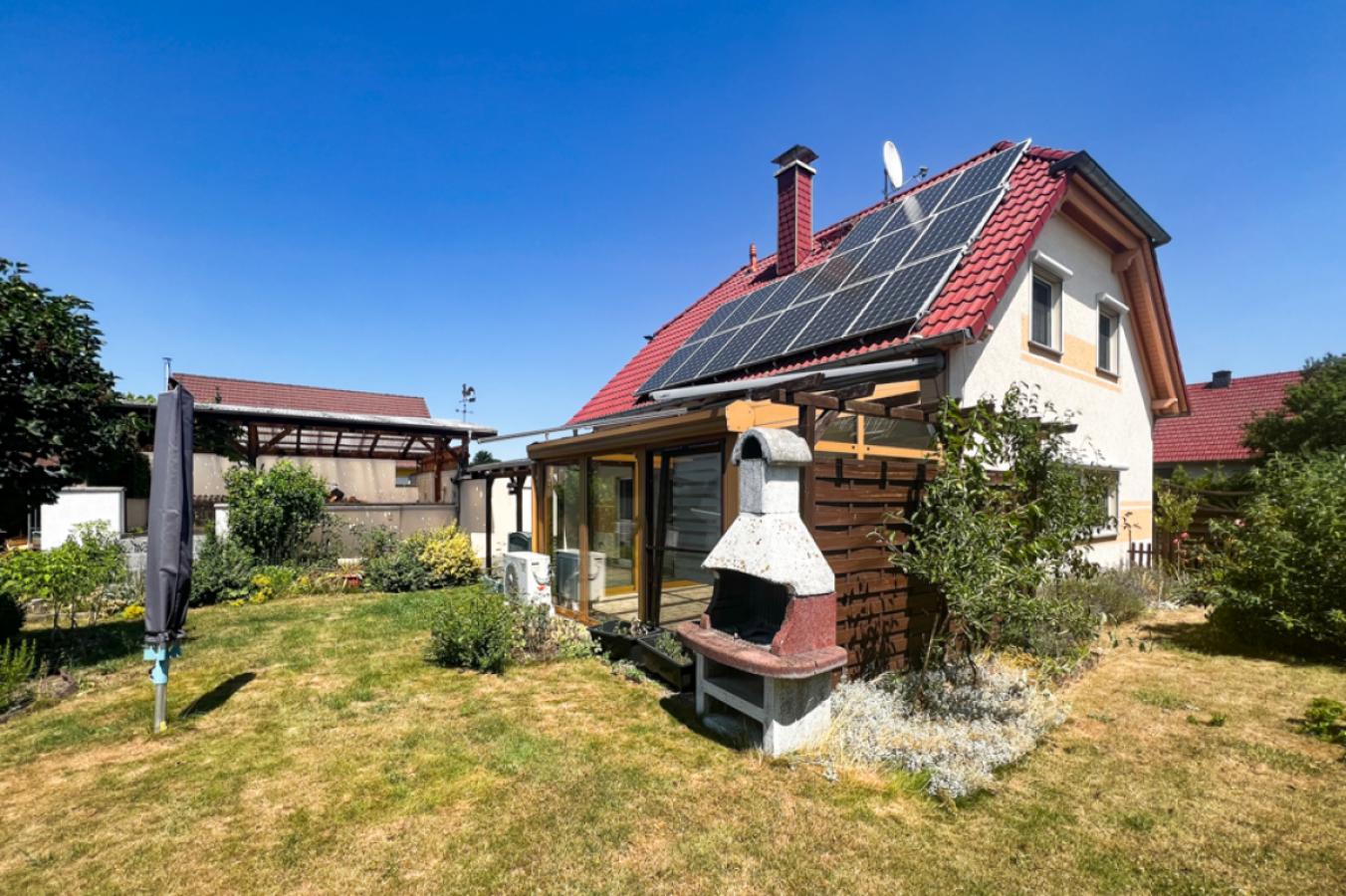 Wohnhaus mit Wintergarten und Terrasse