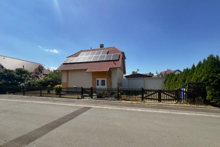 EFH mit 2 Garagen auf hübschen Grundstück