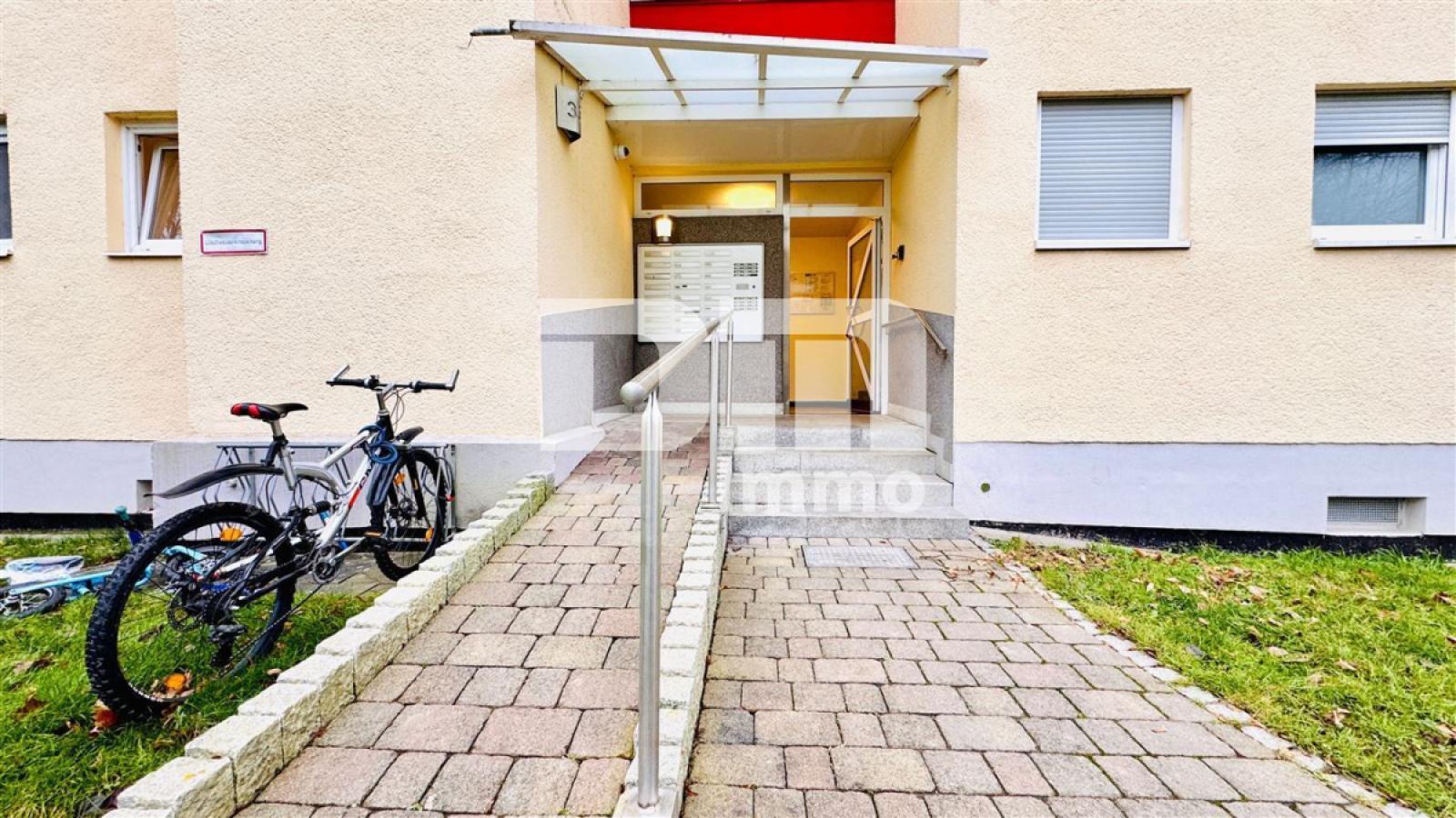 Haupteingang mit Rampe