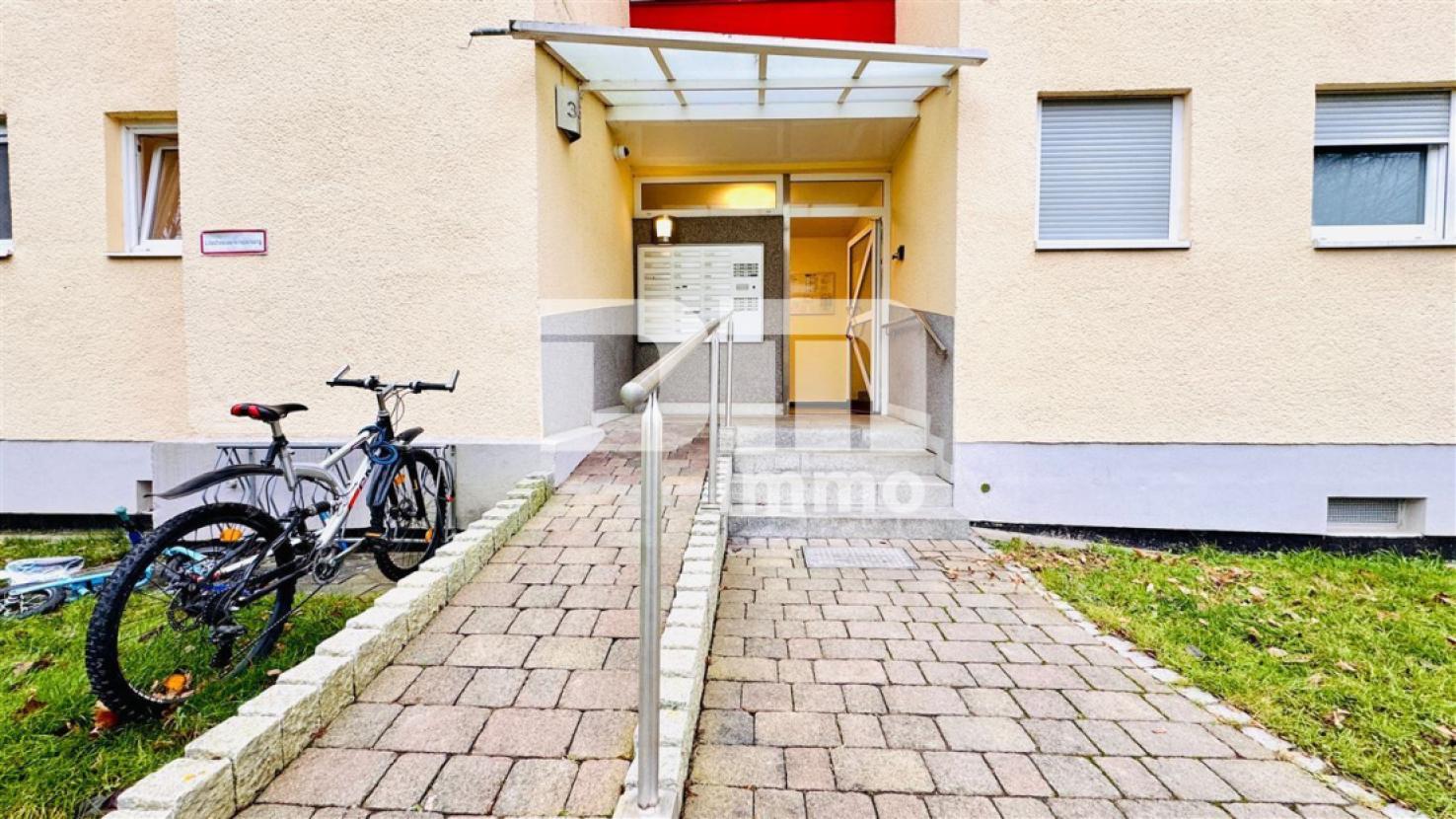 Haupteingang mit Rampe