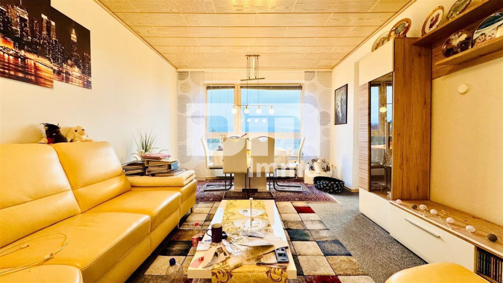 Wohn / Esszimmer / Zugang Balkon / Loggia