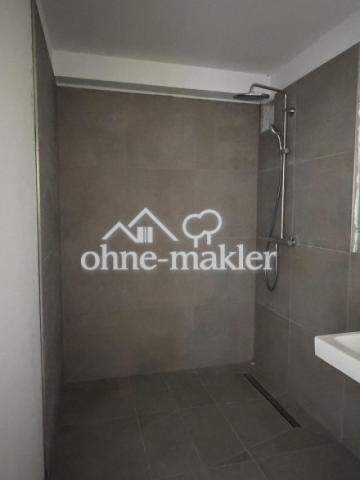 Badezimmer mit großer Dusche 