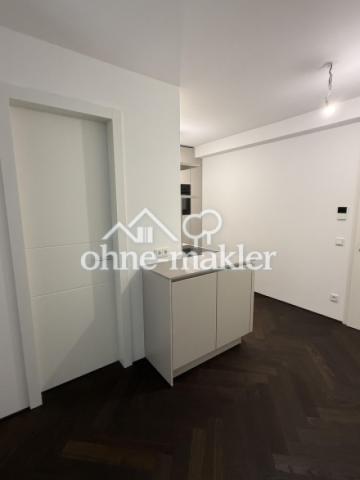 Küche , Tür zum HWR