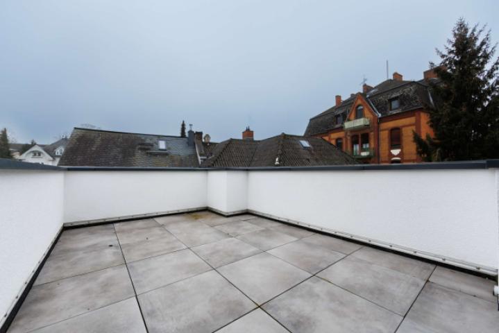 Südterrasse mit viel Platz zum Sonnen und Grillen