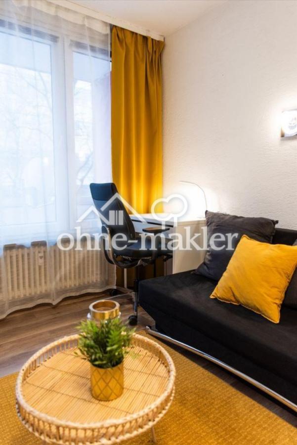 Gemütliches Sofa und Arbeitsbe