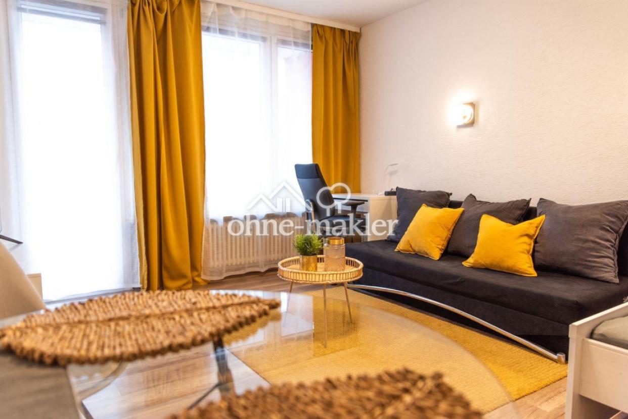 Gemütliches Sofa und Arbeitsbe