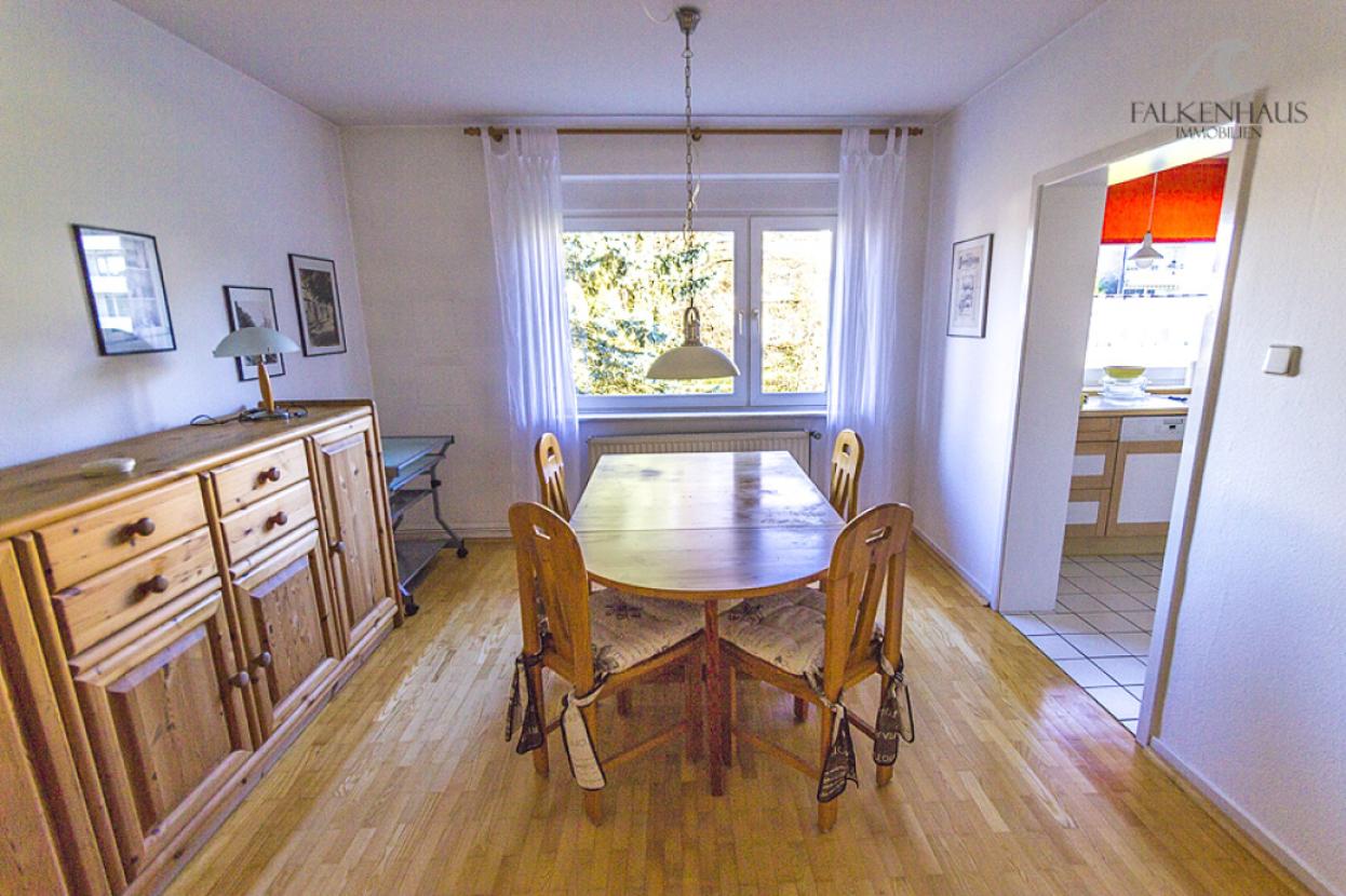 Essraum mit Durchgang zur Küche