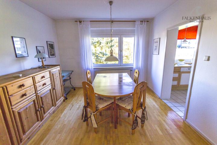 Essraum mit Durchgang zur Küche