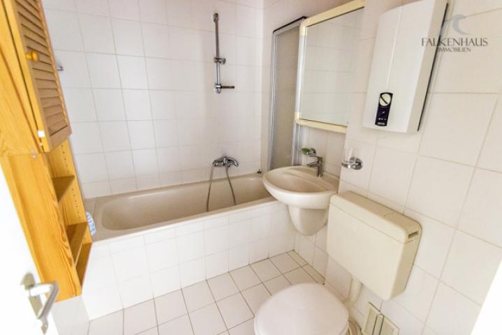 I. Baderaum mit Badewanne