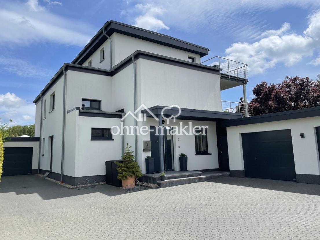 Hauseingang und 3 Garagen