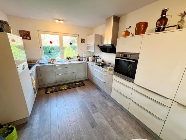 große, helle Küche (neuwertig)