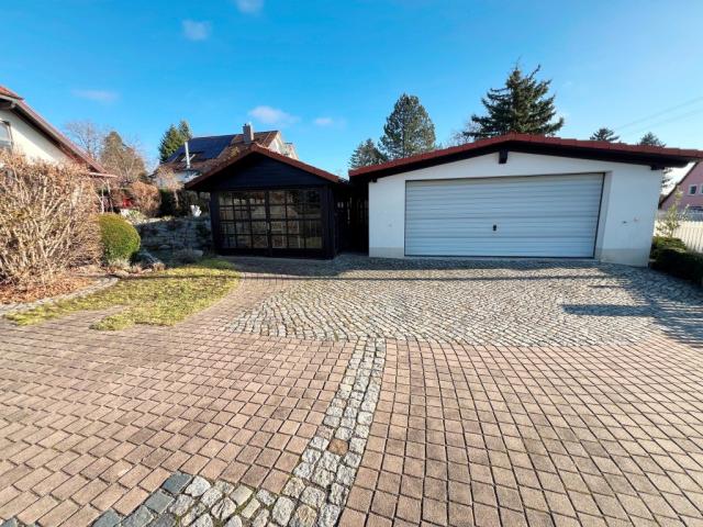 Orangerie und Doppelgarage