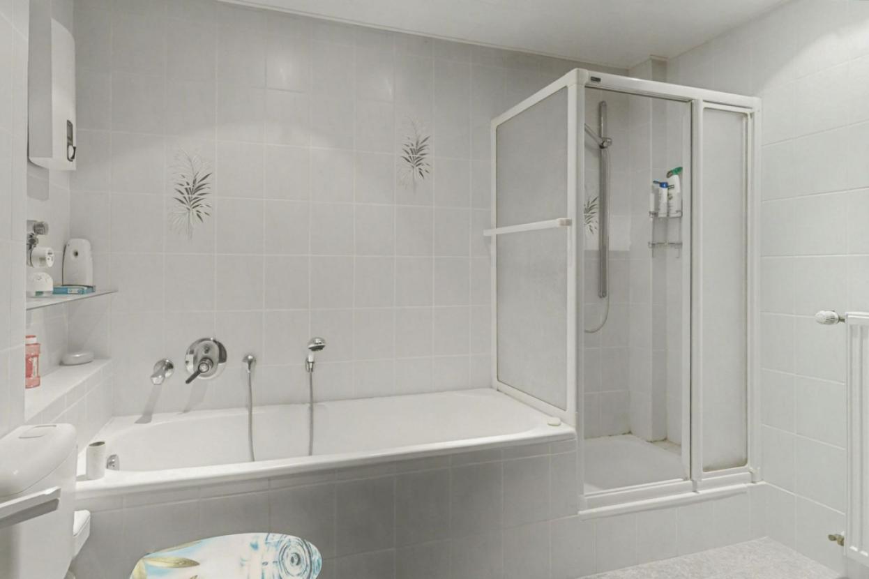 ...mit Dusche und Wanne