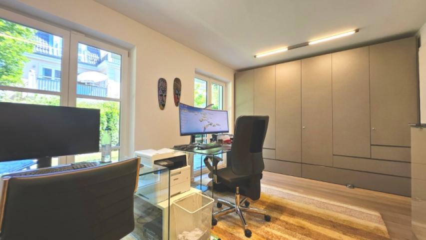 Arbeits- oder Kinderzimmer mit Zugang zur Ost-Terrasse