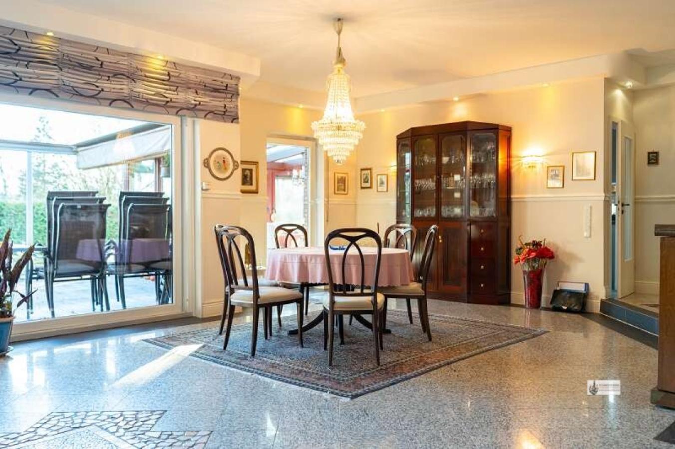 Esstische vor dem Wintergarten