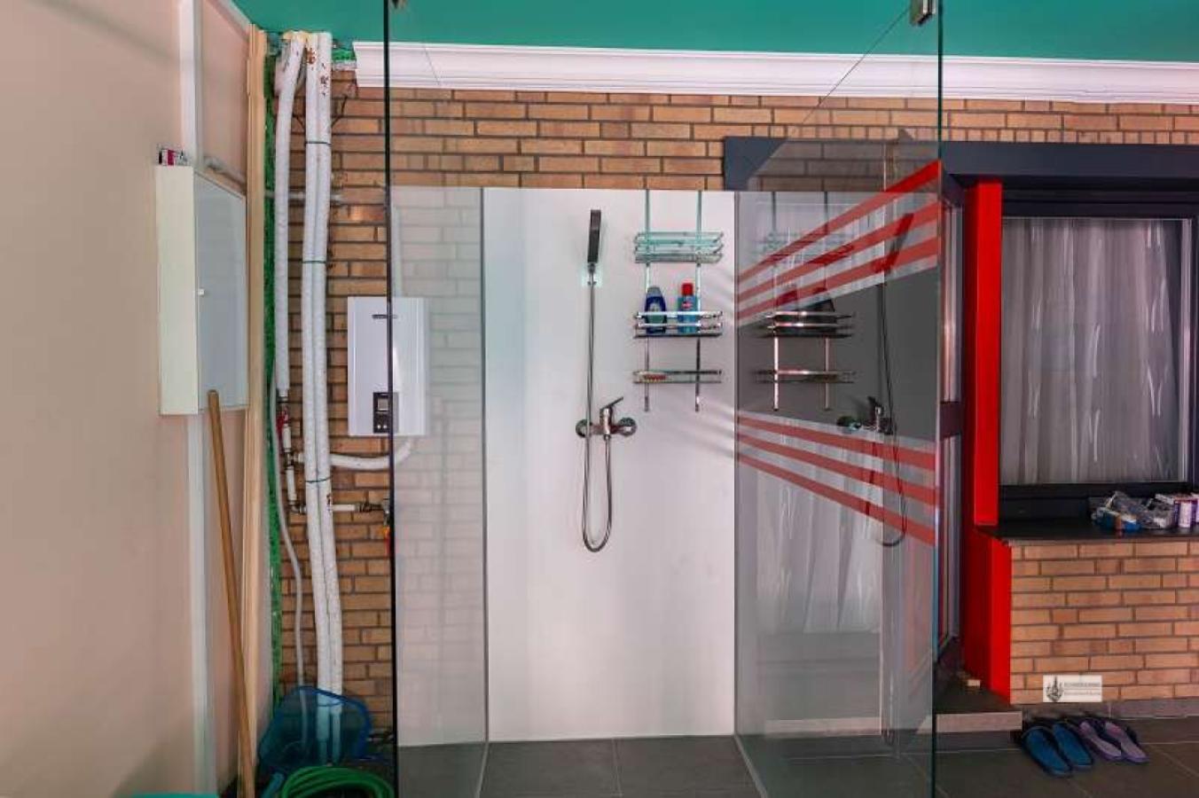 Dusche neben dem Schwimmbad