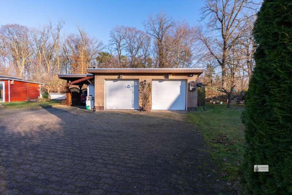 Doppelgarage vor der Waldkulisse