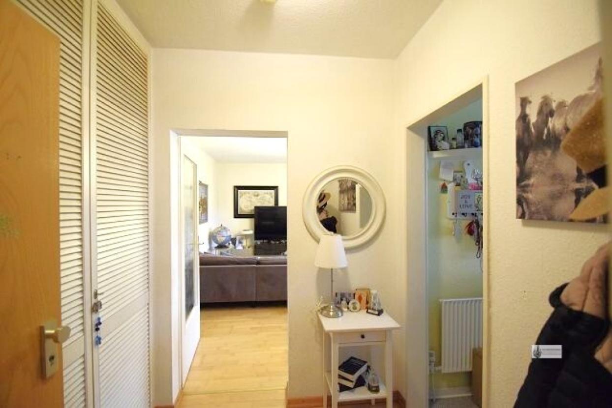 Flurbereich mit Zugang zum Wohnzimmer und Küche