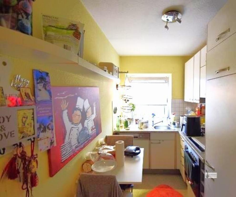 Einbauküche mit Esstisch für 2 Personen