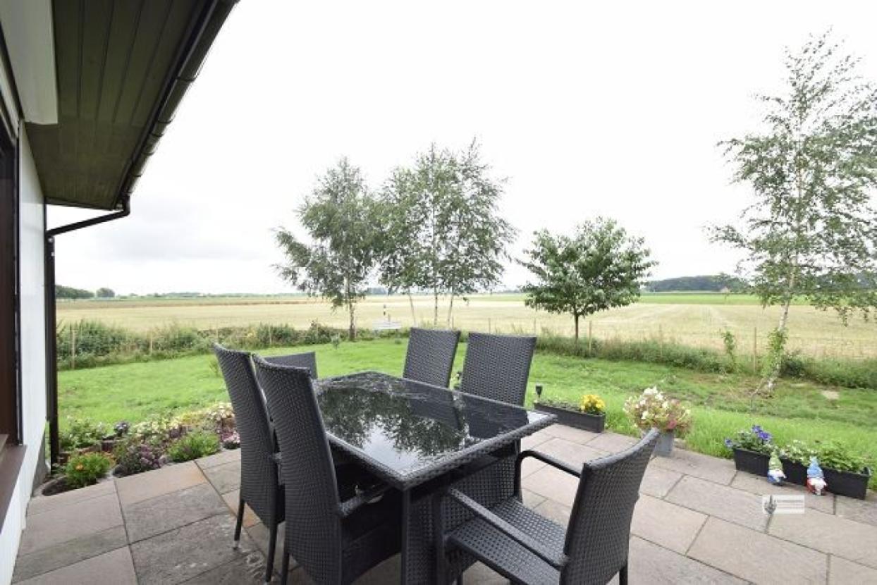 Große Terrasse mit freiem Blick über den Acker