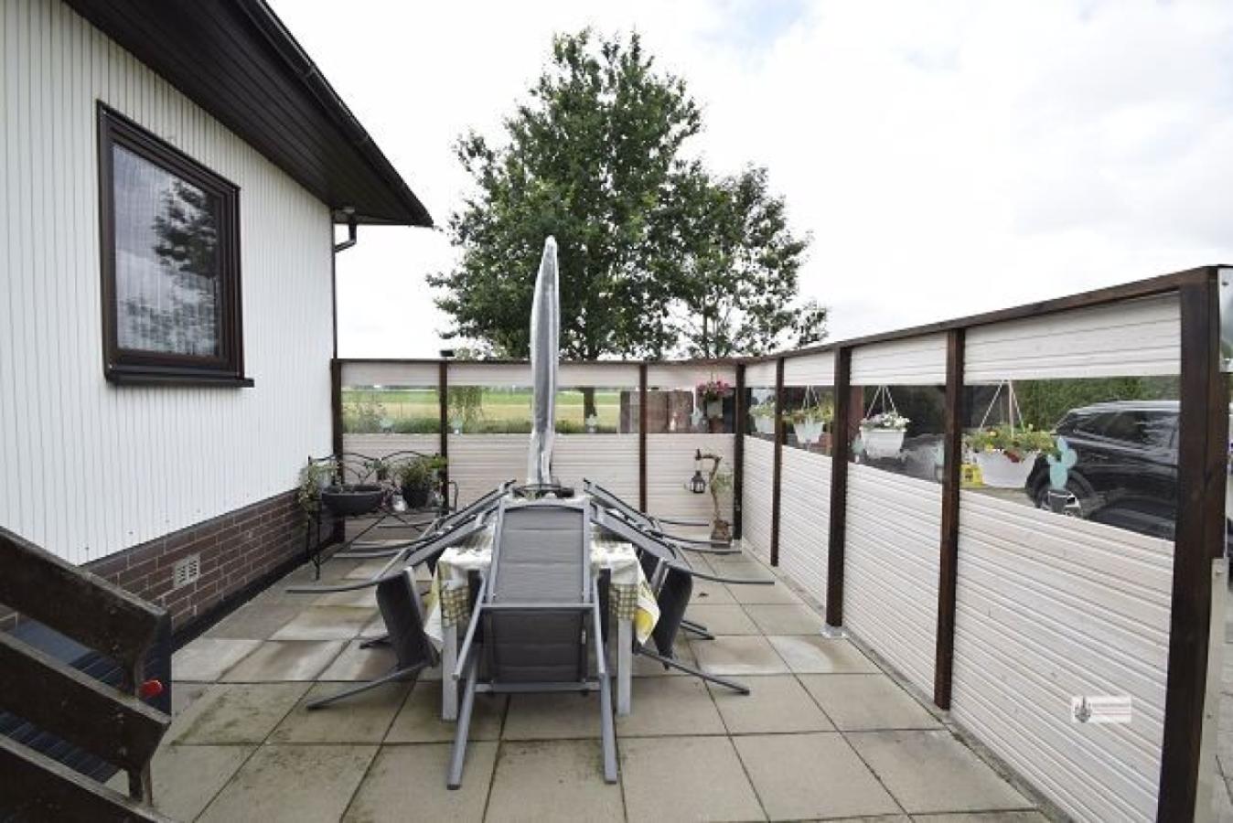 Windgeschützte Terrasse neben dem Haupteingang