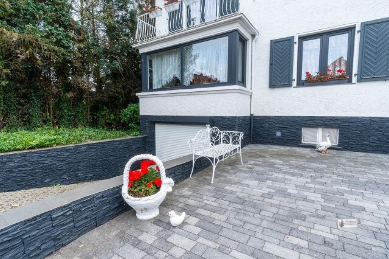 k-Hofseite mit Garagenzufahrt