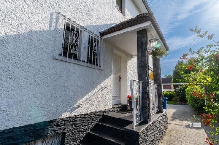 k-überdachter Hauseingang