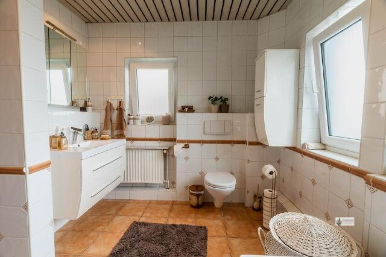 k-Großes Badezimmer