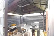 überdachte Terrasse mit Sichtschutzzaun