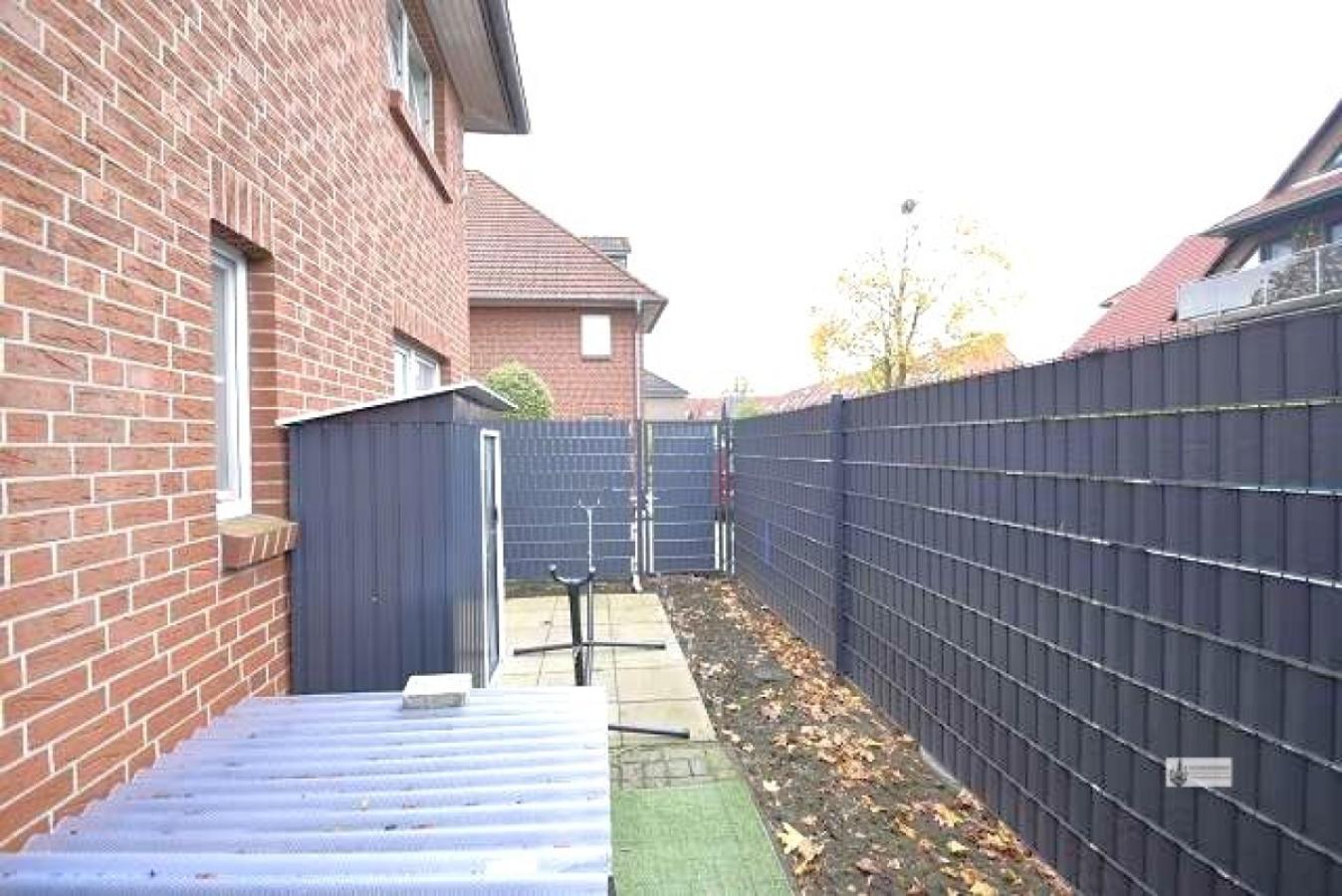 Eingezäunter Garten- und Terrassenbereich