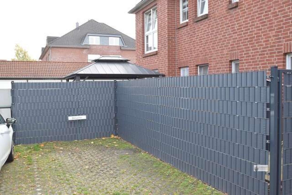 Besucherparkplatz direkt am Zaun