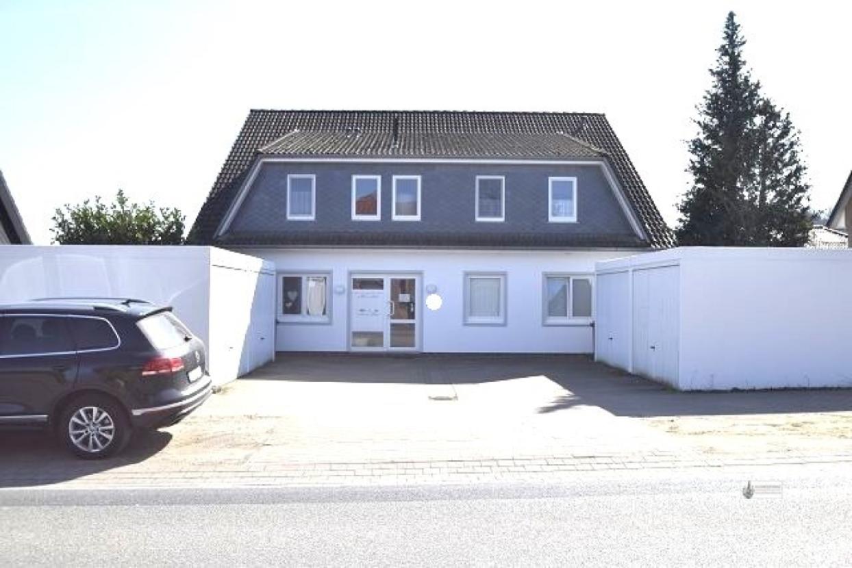 4 Parteienhaus mit 4 Garagen