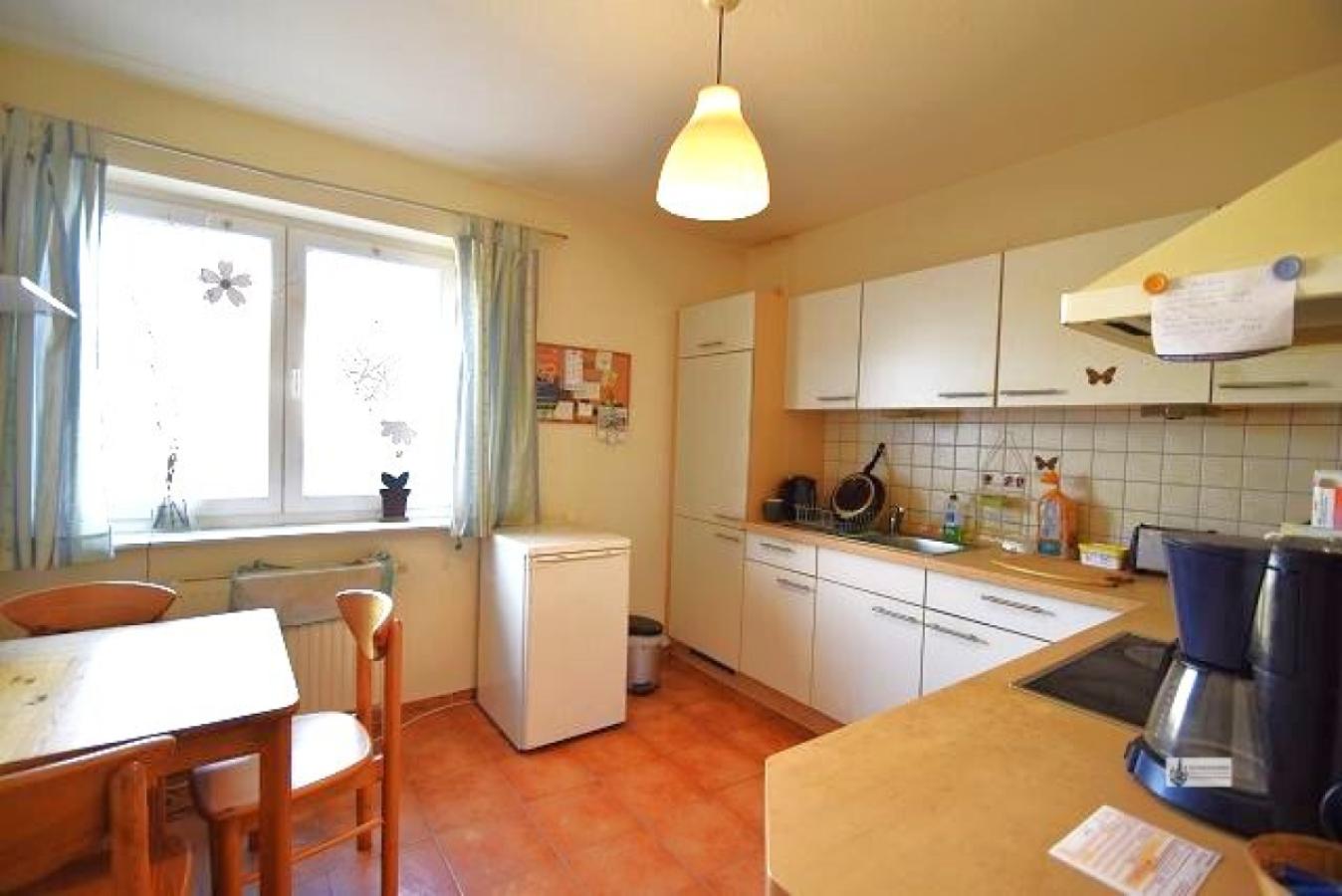 Einbauküche mit Esstisch