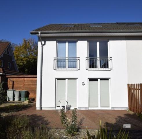 Südseite mit gepflasterer Terrasse