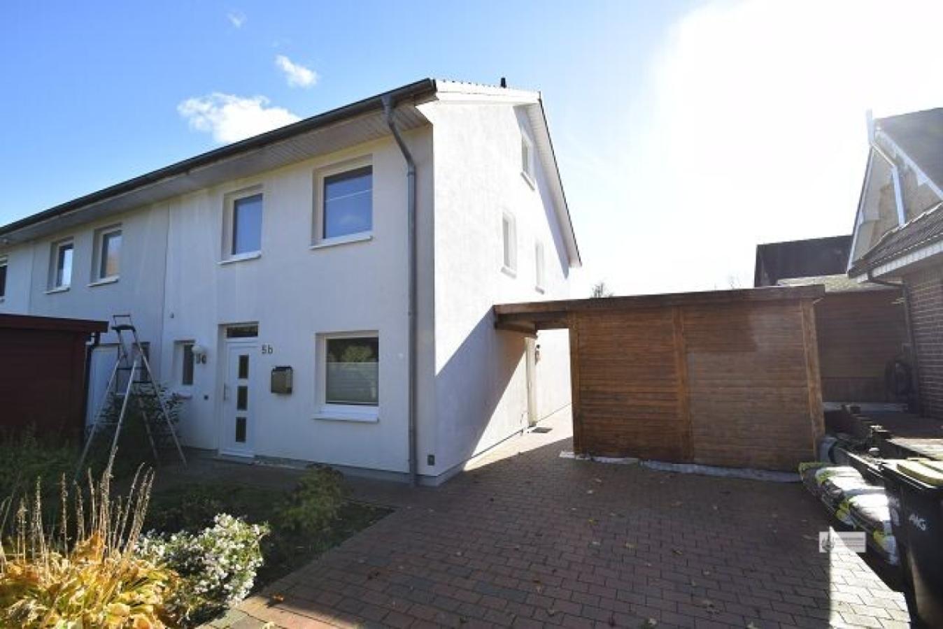 Gesamtansicht Reihenendhaus mit Holzhaus (2)