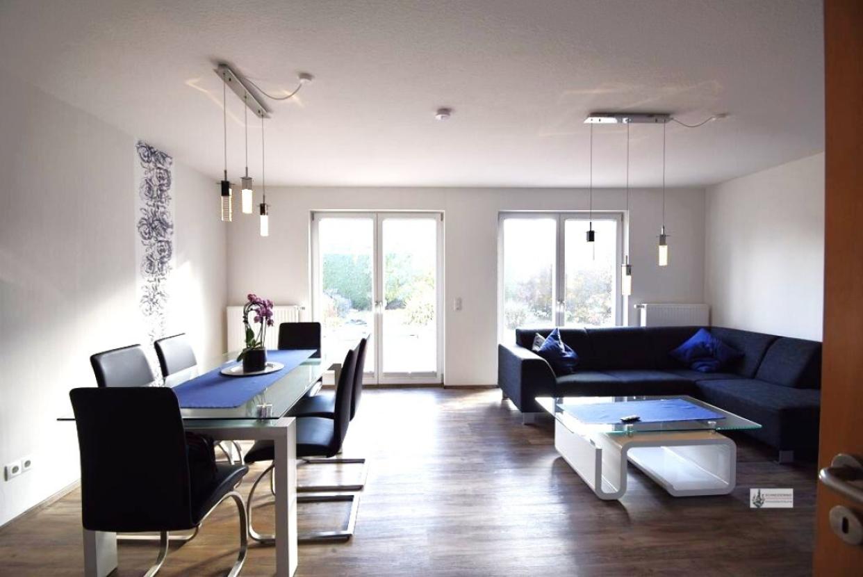 Wohn-Essbereich mit Terrassentüren