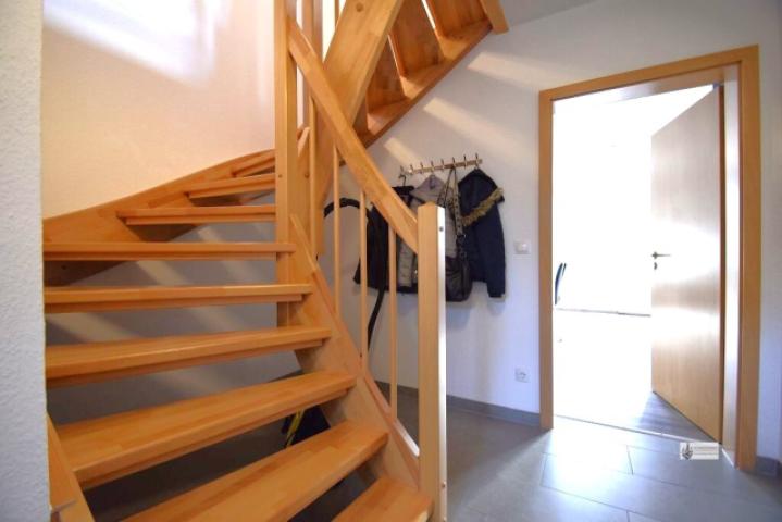 Massive Holztreppe ins OG