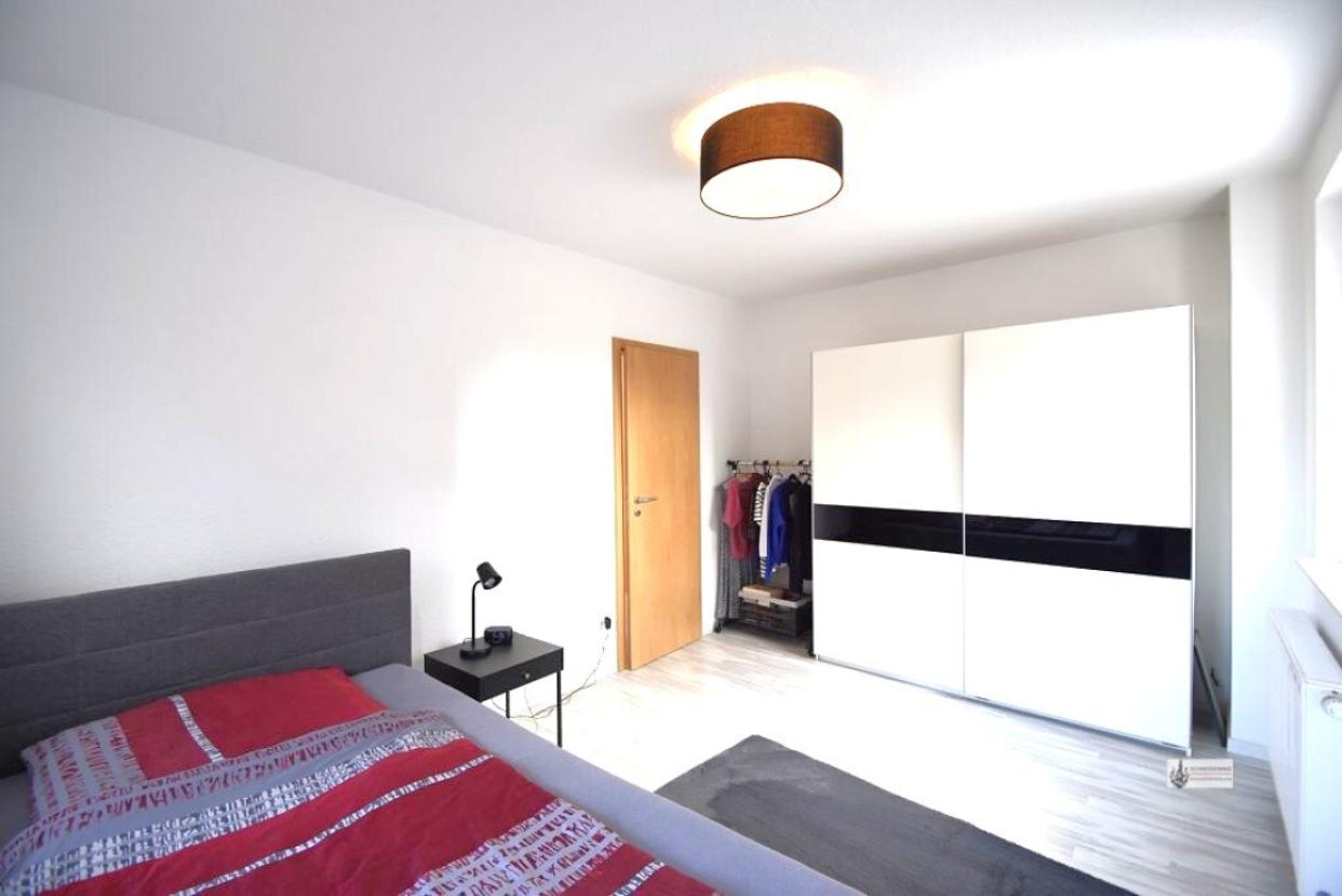 Große Stellfläche für Schrank im Elternschlafzimmer