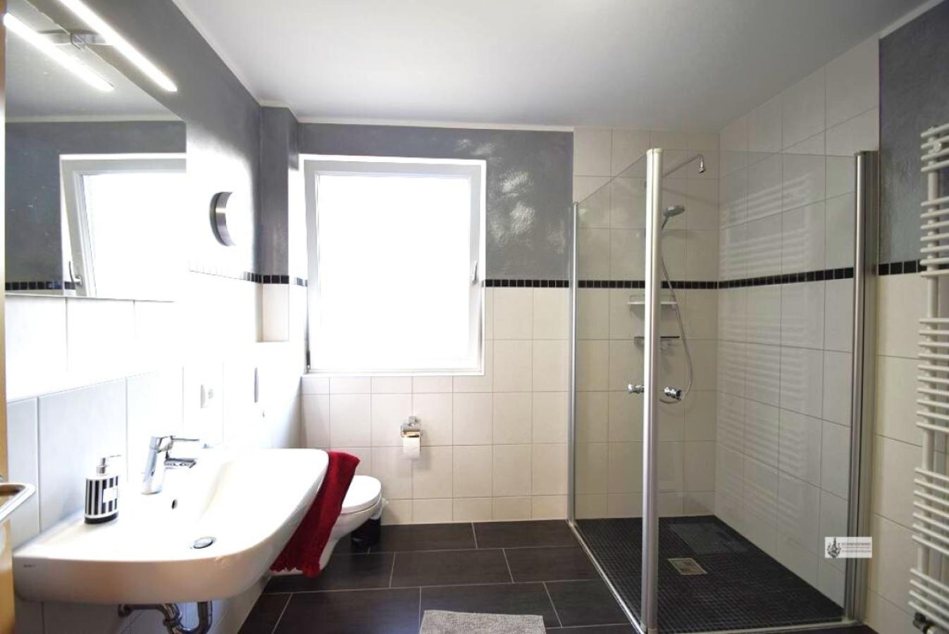 Großes Bad mit großer Dusche