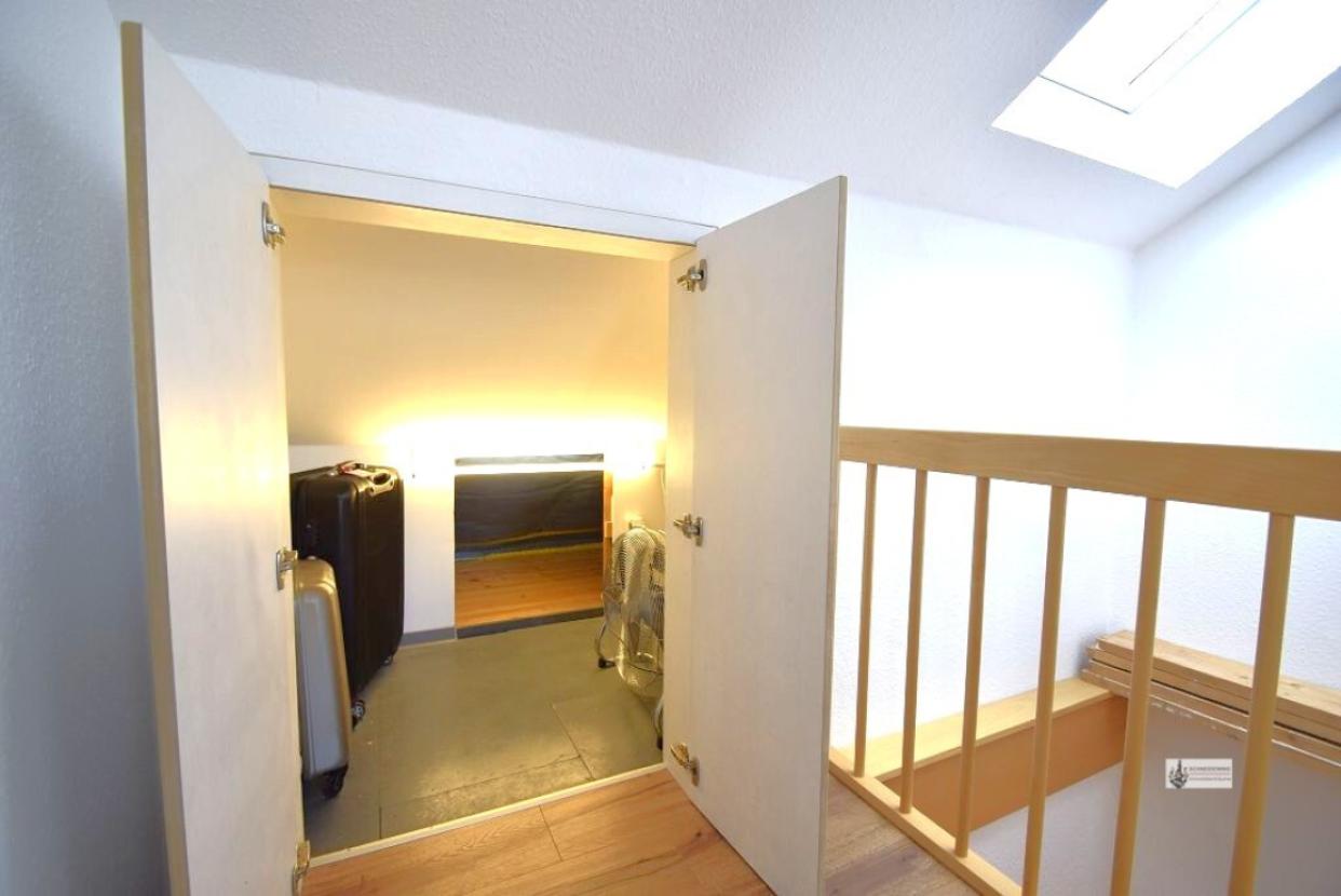 Stellfläche unter der Dachschrägen mit 2 Holztüren verblendet