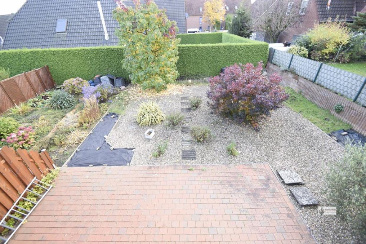 Blick in den Garten mit großes Terrasse